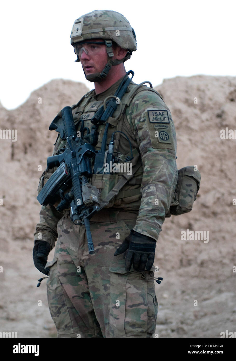 Stati Uniti Army Sgt 1a classe Michael P. Wilson è il plotone sergente per il terzo plotone, Delta Company, 2° Battaglione, 505th Parachute Reggimento di Fanteria, ottantaduesima Airborne Division. (U.S. Esercito foto di Spc. Alex Kirk Amen, 115MPAD) perché serviamo, Michael P. Wilson portando il modo attraverso l'Afghanistan 120829-A-NS855-232 Foto Stock