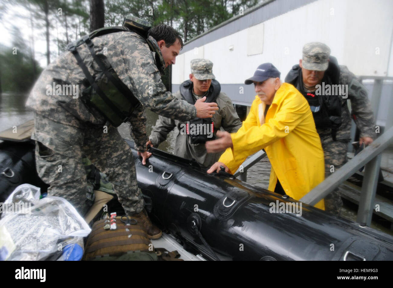 I soldati degli Stati Uniti con la compagnia di supporto, 2° Battaglione, ventesimo le forze speciali Gruppo, Mississippi esercito Guardia Nazionale attraverso la ricerca di aree inondate in Moss Point, Miss., 31 agosto 2012, per i residenti a filamento dopo l'uragano Isacco. I soldati salvato più di 350 individui a Jackson, Hancock e Harrison contee lungo la costa del Golfo del Messico. Isacco si è sviluppato come una tempesta tropicale oltre il Western Oceano Atlantico Agosto 21, 2012, che colpiscono Puerto Rico, Repubblica dominicana, Haiti e Cuba prima di fare approdo come un uragano sulla costa del golfo degli Stati Uniti. (U.S. Foto dell'esercito da Staff Sgt. Shane Ham Foto Stock