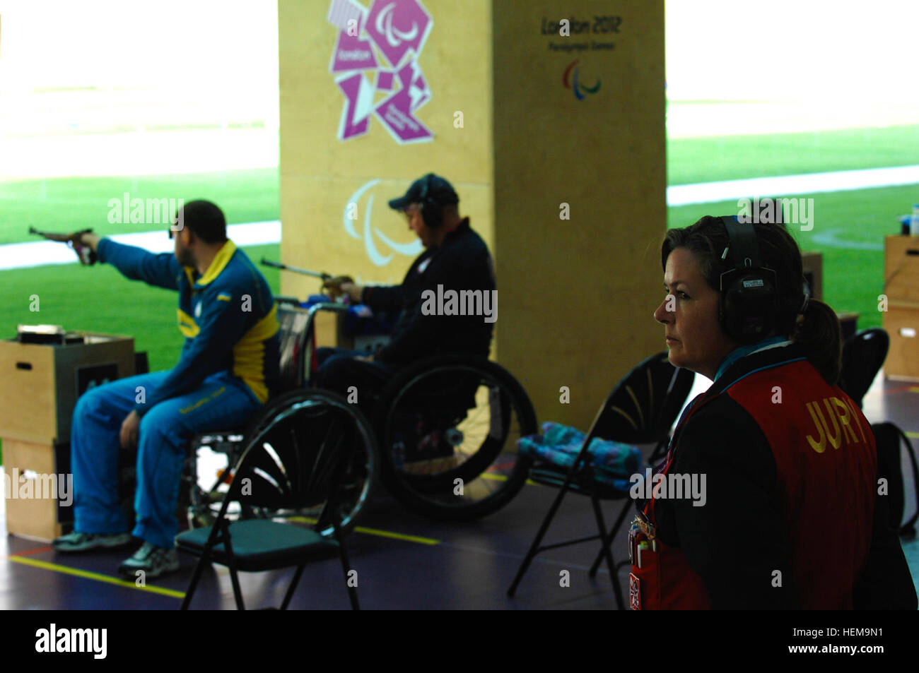 Un membro della giuria dei Giochi Paralimpici personale sovrintende come Eric Hollen, centro, un membro del 2012 U.S. Riprese paralimpico Team e altri sparatutto competere nel 50-misuratore di rendimento di tiro per pistola evento presso il Royal Artillery Barracks per i Giochi Paralimpici di Londra, Inghilterra, Sett. 6. Hollen è un ex U.S. Army Ranger. DOD foto di U.S. Army Sgt. 1. Classe Tyrone C. Marshall Jr. Paralimpiadi 120906-A-SR101-2399 Foto Stock