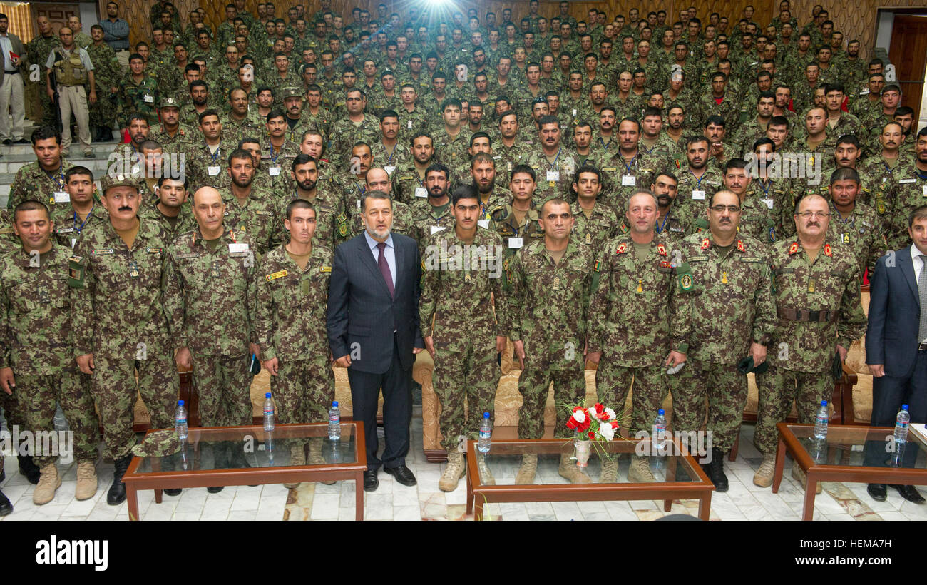 Afghan Ministro della difesa Bismillah Mohammadi sorge con l'Esercito  nazionale afgano noncommissioned senior officer corps presso la nona  edizione del sergente maggiore dell'esercito seminario tenuto presso il  militare di Kabul, centro di