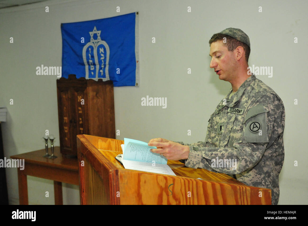 Primo Lt. David Frommer condurre un piccolo gruppo di membri del servizio e civili nel canto della Torah. Un Cappellano di quattro anni, Frommer ha condotto diverse celebrazioni della biblica holiday Sukkot (festa delle Capanne, Festa dei Tabernacoli), ma questa è stata la sua prima in Medio Oriente. Primo US Army cantor si diffonde la fede sulla distribuzione 121001-A-US780-710 Foto Stock