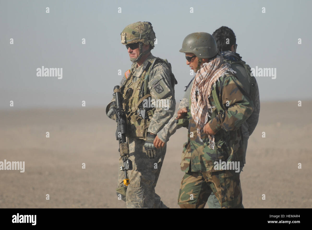Il Mag. Brian Roeder (L), un membro delle forze di sicurezza di consigliare e assistere il team grigio 1, e il suo omologo afghano ruolo di giocatore di discutere delle strategie di sicurezza durante un controllo di traffico point formazione esercizio presso il National Training Center a Fort Irwin, California 5 ottobre. Il passo successivo nella afghano indipendente per operazioni 121005-A-UE632-663 Foto Stock