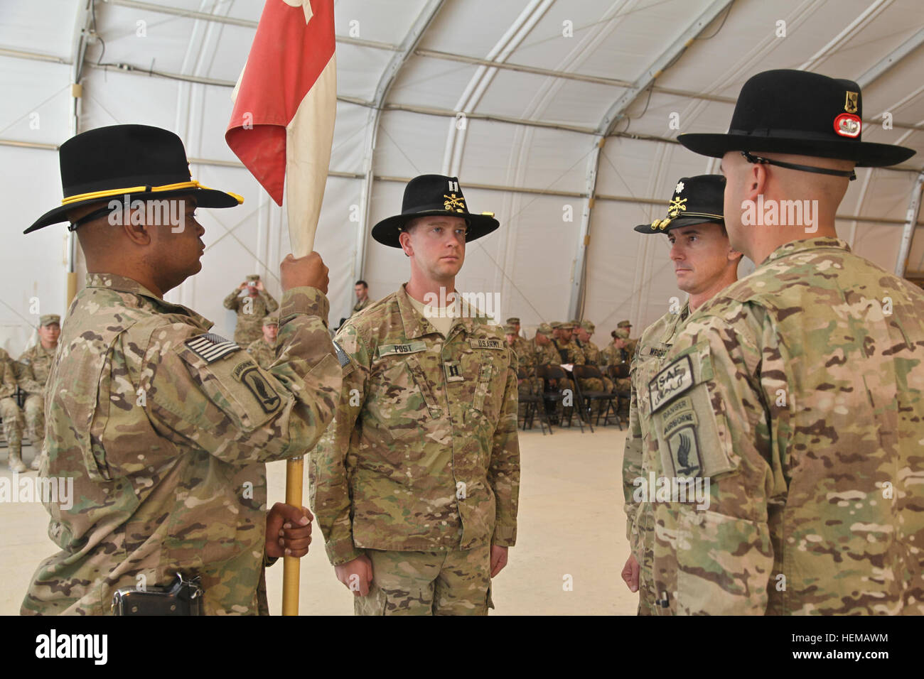 Stati Uniti Esercito comandante uscente Capt. Benjamin Post rinuncia a responsabilità di comandante in arrivo Capt. Curtis McDonald durante un cambiamento di cerimonia di comando in avanti una base operativa gambo, Ottobre 12, 2012, nella provincia di Logar, Afghanistan. Gli ufficiali sono allegate per la Dark Horse Troop, 1° Battaglione, 91Cavalleria, 173rd Airborne Brigade Combat Team. (U.S. Esercito foto di Spc. Alexandra Campo/RILASCIATO) Cambiamento della cerimonia di comando 121012-A-RT803-033 Foto Stock