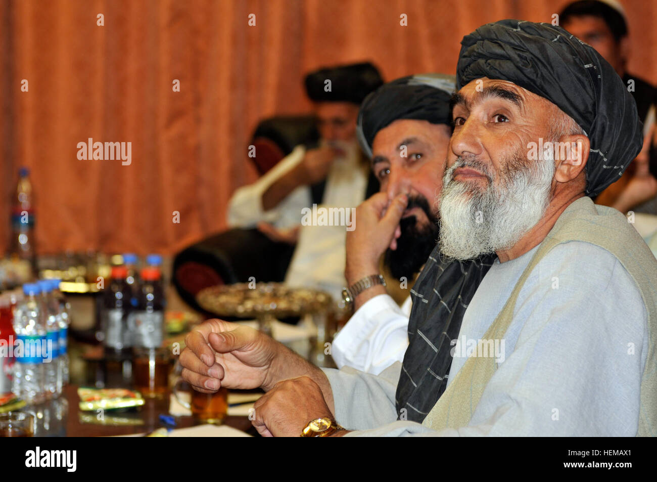 Un insegnante di Spin Boldak district assiste un Teachers' seminario tenuto a inoltrare una base operativa Spin Boldak, Afghanistan, Ottobre 12, 2012. Il seminario incentrato su strategie di insegnamento come la valutazione dello studente, insegnante di collaborazione e la definizione di chiari obiettivi didattici. Insegnare agli insegnanti, New York National Guardsman conduce un seminario in Afghanistan 121012-A-ZO853-104 Foto Stock