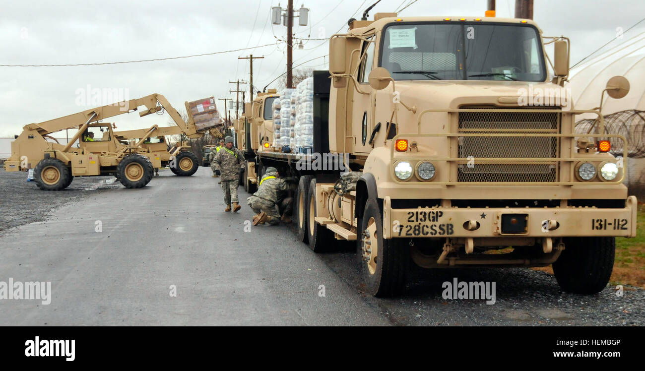 Sgt. Tommy Vassallo, il trasporto del motore operatore con la 131azienda di trasporti e il convoglio commander per la missione a Kintnersville, Pa., passeggiate lungo la linea di carrelli per controllare lo stato dei loro carichi a Fort Indiantown Gap, Pa., Ottobre 31, 2012. "È importante che siamo in questa acqua e cibo a coloro che ne hanno bisogno", ha detto il Allentown, Pa. nativo. PA Guardia Nazionale offre a Kintnersville nell ora del bisogno 121031-A-IX878-255 Foto Stock