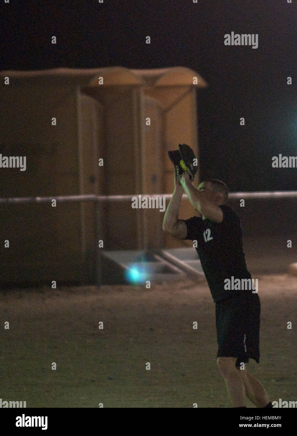 Il 4° Battaglione, 118a Reggimento di Fanteria del campionato softball terminato fino a qui, nov. 16, con la Società Delta Juggernauts vincendo il campionato al di sopra del Camp cella comando Cobras. Il punteggio finale è stato di 30 a 12. Otto squadre di battaglione ha preso parte al campionato softball, iniziato circa due mesi e mezzo fa. Il battaglione, che appartiene a La Carolina del Sud Esercito Nazionale Guardia, assunto forza di sicurezza e camp-operazioni missioni nel Nord del Kuwait in aprile. Delta società di Marion, S.C., era parte della sicurezza-operazioni vigore. La maggior parte del campo di comando truppe di cella appartiene al battali Foto Stock