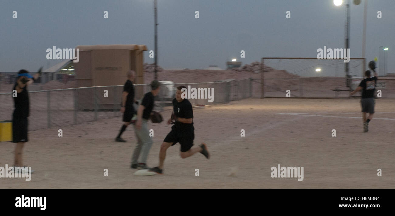 Il 4° Battaglione, 118a Reggimento di Fanteria del campionato softball terminato fino a qui, nov. 16, con la Società Delta Juggernauts vincendo il campionato al di sopra del Camp cella comando Cobras. Il punteggio finale è stato di 30 a 12. Otto squadre di battaglione ha preso parte al campionato softball, iniziato circa due mesi e mezzo fa. Il battaglione, che appartiene a La Carolina del Sud Esercito Nazionale Guardia, assunto forza di sicurezza e camp-operazioni missioni nel Nord del Kuwait in aprile. Delta società di Marion, S.C., era parte della sicurezza-operazioni vigore. La maggior parte del campo di comando truppe di cella appartiene al battali Foto Stock