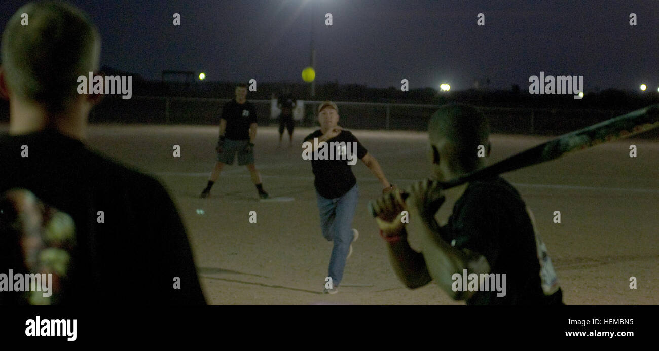 Il 4° Battaglione, 118a Reggimento di Fanteria del campionato softball terminato fino a qui, nov. 16, con la Società Delta Juggernauts vincendo il campionato al di sopra del Camp cella comando Cobras. Il punteggio finale è stato di 30 a 12. Otto squadre di battaglione ha preso parte al campionato softball, iniziato circa due mesi e mezzo fa. Il battaglione, che appartiene a La Carolina del Sud Esercito Nazionale Guardia, assunto forza di sicurezza e camp-operazioni missioni nel Nord del Kuwait in aprile. Delta società di Marion, S.C., era parte della sicurezza-operazioni vigore. La maggior parte del campo di comando truppe di cella appartiene al battali Foto Stock