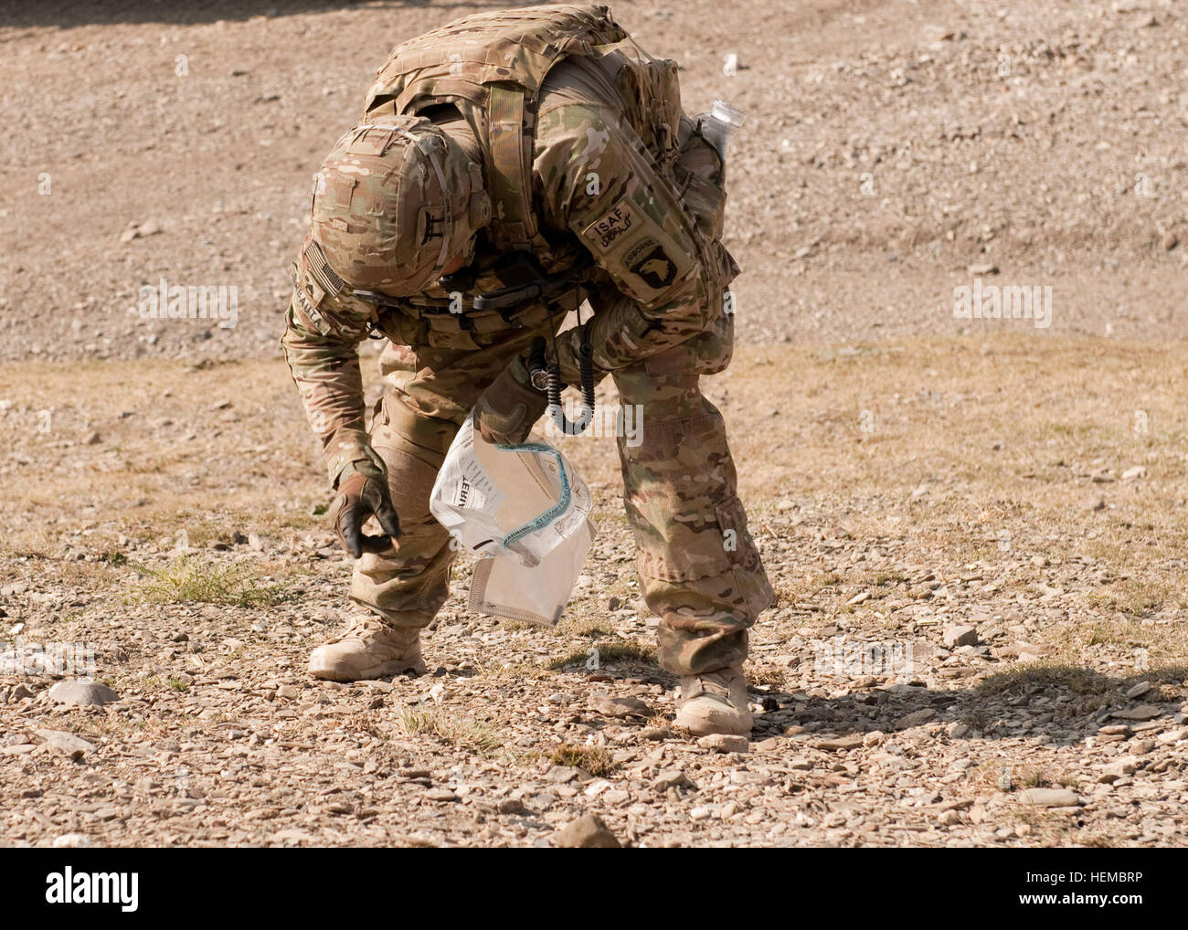 Provincia KHOWST, Afghanistan - STATI UNITI Il personale dell'esercito Sgt. Danny Babauta Per, un leader di squadra attaccata al 2° plotone, la società B, 3° Battaglione, 187th Reggimento di Fanteria, 3° Brigata Team di combattimento, 101st Airborne Division (Air Assault), raccoglie le prove nei pressi del villaggio di Dande Fariqan, nov. 5, 2012. 2 Plt. trovato insurgent punto cottura dopo essere stato impegnato dal fuoco di armi leggere e un lanciarazzi granata. (U.S. Esercito foto di Sgt. Christopher Bonebrake, 115Mobile degli affari pubblici distacco) Rakkasans impulso di controllo del villaggio locale 121105-A-GH622-194 Foto Stock