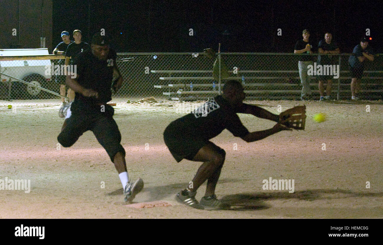 Il 4° Battaglione, 118a Reggimento di Fanteria del campionato softball terminato fino a qui, nov. 16, con la Società Delta Juggernauts vincendo il campionato al di sopra del Camp cella comando Cobras. Il punteggio finale è stato di 30 a 12. Otto squadre di battaglione ha preso parte al campionato softball, iniziato circa due mesi e mezzo fa. Il battaglione, che appartiene a La Carolina del Sud Esercito Nazionale Guardia, assunto forza di sicurezza e camp-operazioni missioni nel Nord del Kuwait in aprile. Delta società di Marion, S.C., era parte della sicurezza-operazioni vigore. La maggior parte del campo di comando truppe di cella appartiene al battali Foto Stock