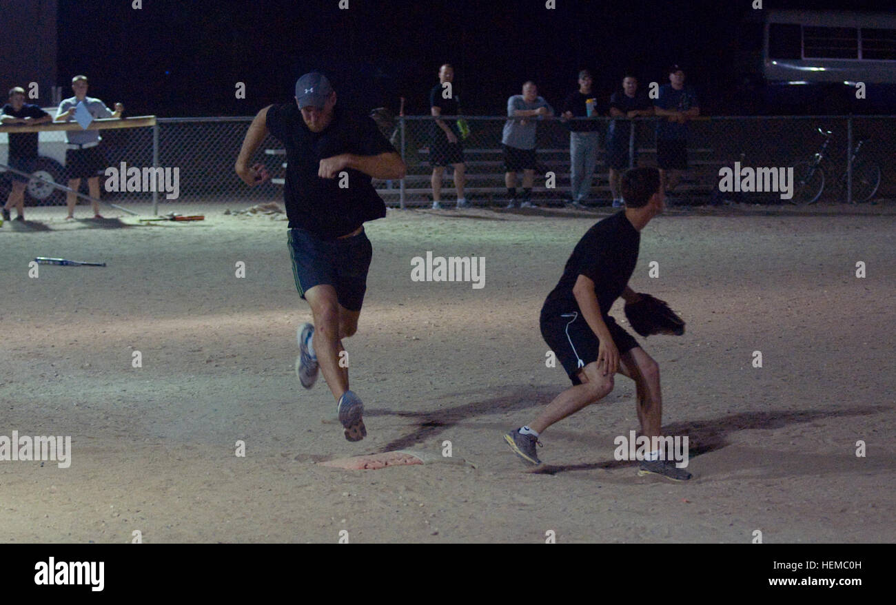 Il 4° Battaglione, 118a Reggimento di Fanteria del campionato softball terminato fino a qui, nov. 16, con la Società Delta Juggernauts vincendo il campionato al di sopra del Camp cella comando Cobras. Il punteggio finale è stato di 30 a 12. Otto squadre di battaglione ha preso parte al campionato softball, iniziato circa due mesi e mezzo fa. Il battaglione, che appartiene a La Carolina del Sud Esercito Nazionale Guardia, assunto forza di sicurezza e camp-operazioni missioni nel Nord del Kuwait in aprile. Delta società di Marion, S.C., era parte della sicurezza-operazioni vigore. La maggior parte del campo di comando truppe di cella appartiene al battali Foto Stock