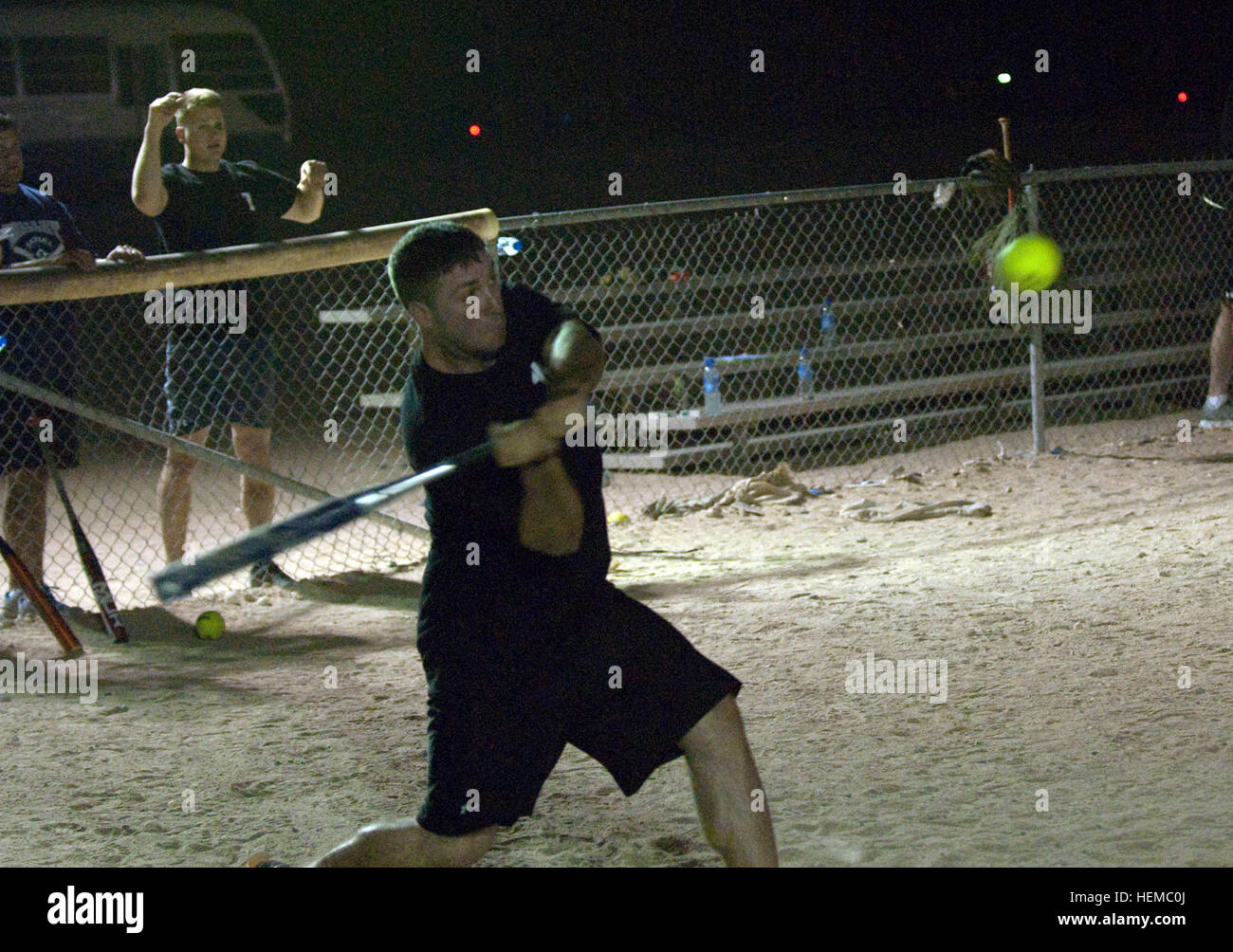 Il 4° Battaglione, 118a Reggimento di Fanteria del campionato softball terminato fino a qui, nov. 16, con la Società Delta Juggernauts vincendo il campionato al di sopra del Camp cella comando Cobras. Il punteggio finale è stato di 30 a 12. Otto squadre di battaglione ha preso parte al campionato softball, iniziato circa due mesi e mezzo fa. Il battaglione, che appartiene a La Carolina del Sud Esercito Nazionale Guardia, assunto forza di sicurezza e camp-operazioni missioni nel Nord del Kuwait in aprile. Delta società di Marion, S.C., era parte della sicurezza-operazioni vigore. La maggior parte del campo di comando truppe di cella appartiene al battali Foto Stock