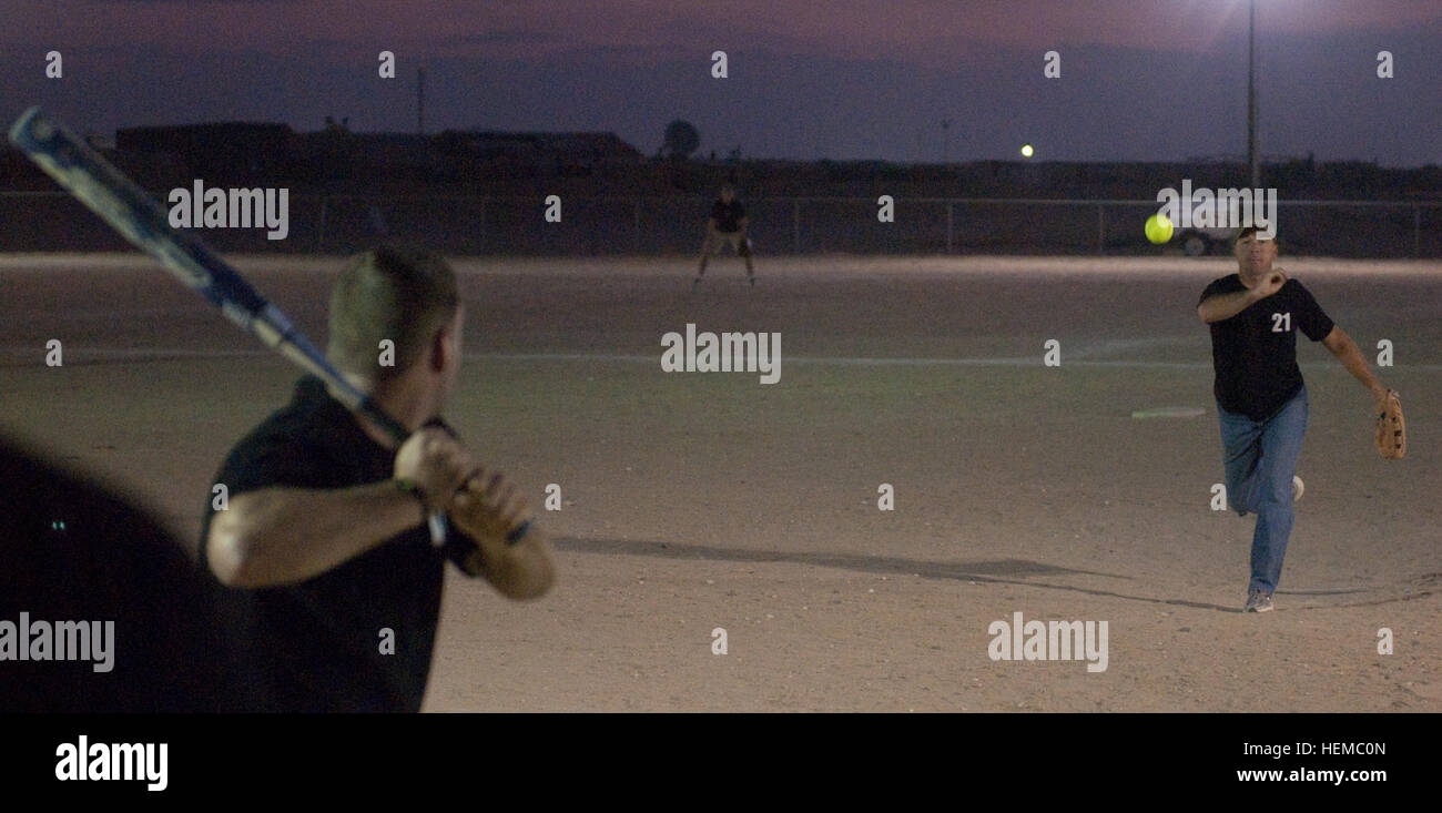 Il 4° Battaglione, 118a Reggimento di Fanteria del campionato softball terminato fino a qui, nov. 16, con la Società Delta Juggernauts vincendo il campionato al di sopra del Camp cella comando Cobras. Il punteggio finale è stato di 30 a 12. Otto squadre di battaglione ha preso parte al campionato softball, iniziato circa due mesi e mezzo fa. Il battaglione, che appartiene a La Carolina del Sud Esercito Nazionale Guardia, assunto forza di sicurezza e camp-operazioni missioni nel Nord del Kuwait in aprile. Delta società di Marion, S.C., era parte della sicurezza-operazioni vigore. La maggior parte del campo di comando truppe di cella appartiene al battali Foto Stock