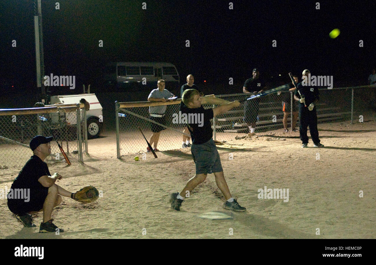 Il 4° Battaglione, 118a Reggimento di Fanteria del campionato softball terminato fino a qui, nov. 16, con la Società Delta Juggernauts vincendo il campionato al di sopra del Camp cella comando Cobras. Il punteggio finale è stato di 30 a 12. Otto squadre di battaglione ha preso parte al campionato softball, iniziato circa due mesi e mezzo fa. Il battaglione, che appartiene a La Carolina del Sud Esercito Nazionale Guardia, assunto forza di sicurezza e camp-operazioni missioni nel Nord del Kuwait in aprile. Delta società di Marion, S.C., era parte della sicurezza-operazioni vigore. La maggior parte del campo di comando truppe di cella appartiene al battali Foto Stock