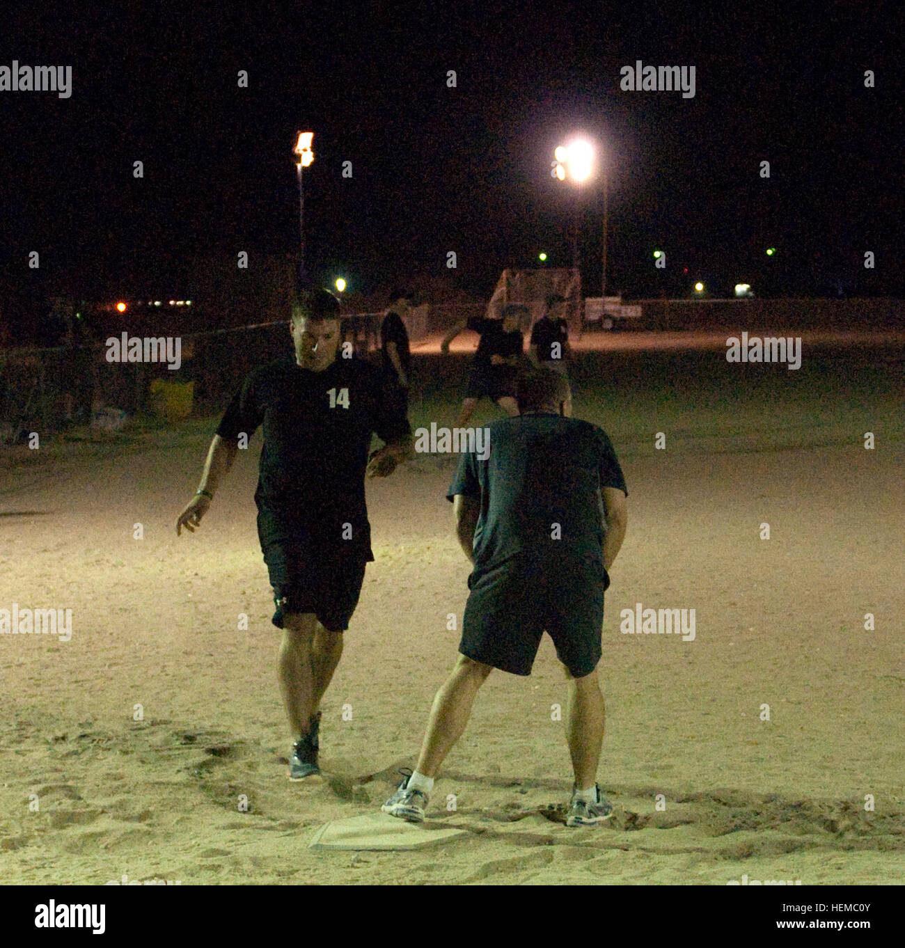 Il 4° Battaglione, 118a Reggimento di Fanteria del campionato softball terminato fino a qui, nov. 16, con la Società Delta Juggernauts vincendo il campionato al di sopra del Camp cella comando Cobras. Il punteggio finale è stato di 30 a 12. Otto squadre di battaglione ha preso parte al campionato softball, iniziato circa due mesi e mezzo fa. Il battaglione, che appartiene a La Carolina del Sud Esercito Nazionale Guardia, assunto forza di sicurezza e camp-operazioni missioni nel Nord del Kuwait in aprile. Delta società di Marion, S.C., era parte della sicurezza-operazioni vigore. La maggior parte del campo di comando truppe di cella appartiene al battali Foto Stock