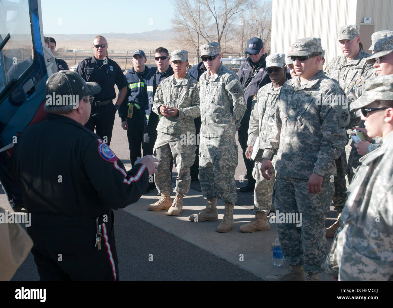 Rex Prickett, medico pilota di trasporto incarica i soldati e Fort Carson Fuoco e i servizi di emergenza personale come approccio correttamente l'elicottero durante il corso di formazione al FCFES training facility nov. 20, 2012. I medici dal 3° Brigata Team di combattimento, 4a divisione di fanteria, aveva una rara opportunità di cross-treno con la FCFES e il Memoriale Star team di volo e di familiarizzarsi con i ruoli di ogni organizzazione medica riempie durante un'emergenza. 3BCT soldati cross-treno con civile Servizi di emergenza personale 121120-A-EK976-190 Foto Stock