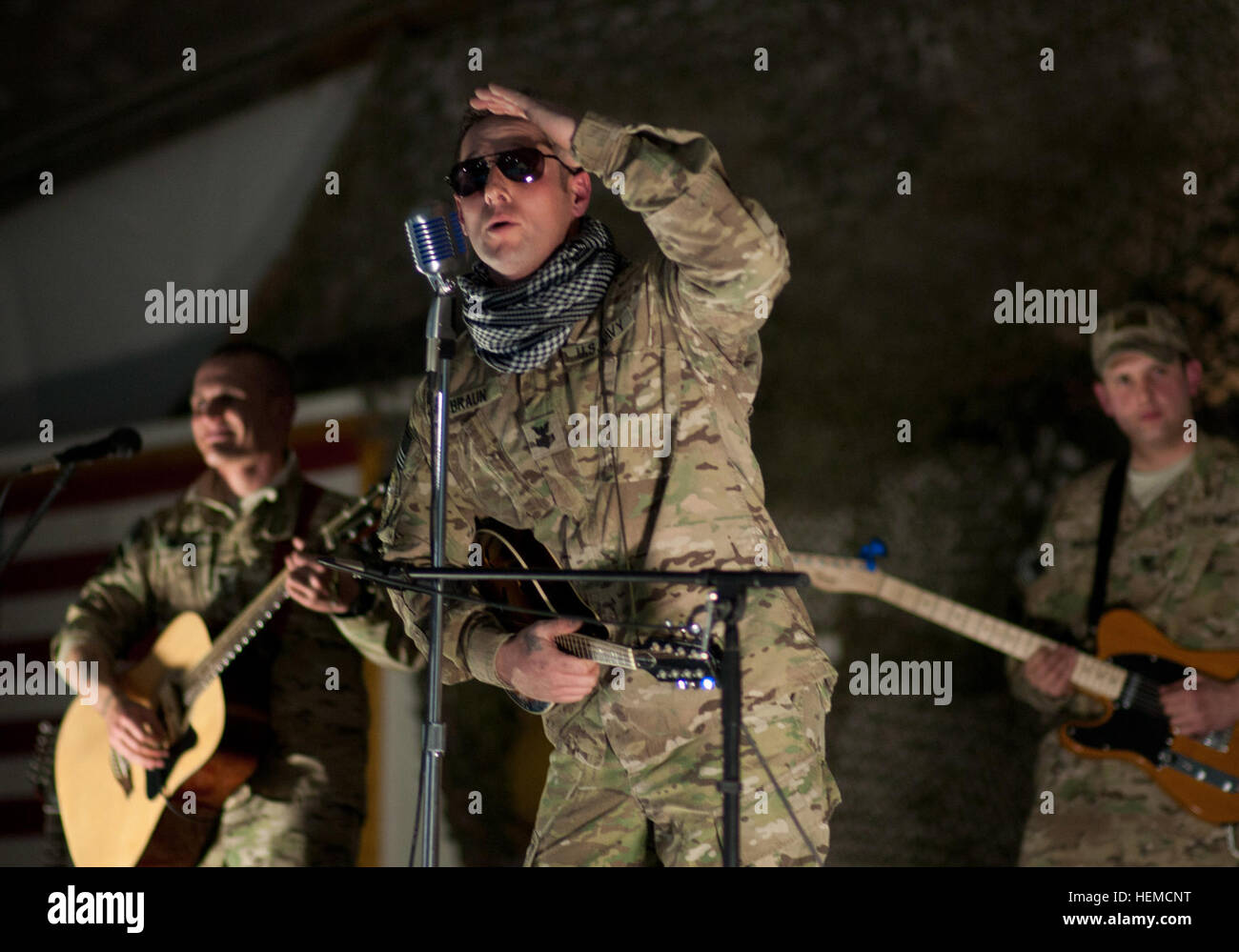 Stati Uniti Navy Petty Officer di prima classe Michael Braun, cantante per controllo det, E DEGLI STATI UNITI Navy Sottufficiali Seconda Classe Christian Sherman e Michael Balent su chitarra acustica e chitarra elettrica rispettivamente, eseguire per il 376 anniversario della Guardia nazionale, Dic 12, 2012, a Bagram Air Field, Afghanistan. Controllato Det suonato una scelta di brani tra cui "ciò che ho ottenuto' dalla sublime e 'Amici in bassa luoghi' da Garth Brooks. (U.S. Esercito foto di Spc. Alex Kirk Amen, 115Mobile degli affari pubblici distacco) soldati e marinai di rock per la Guardia Nazionale compleanno 121212-A-NS855-006 Foto Stock