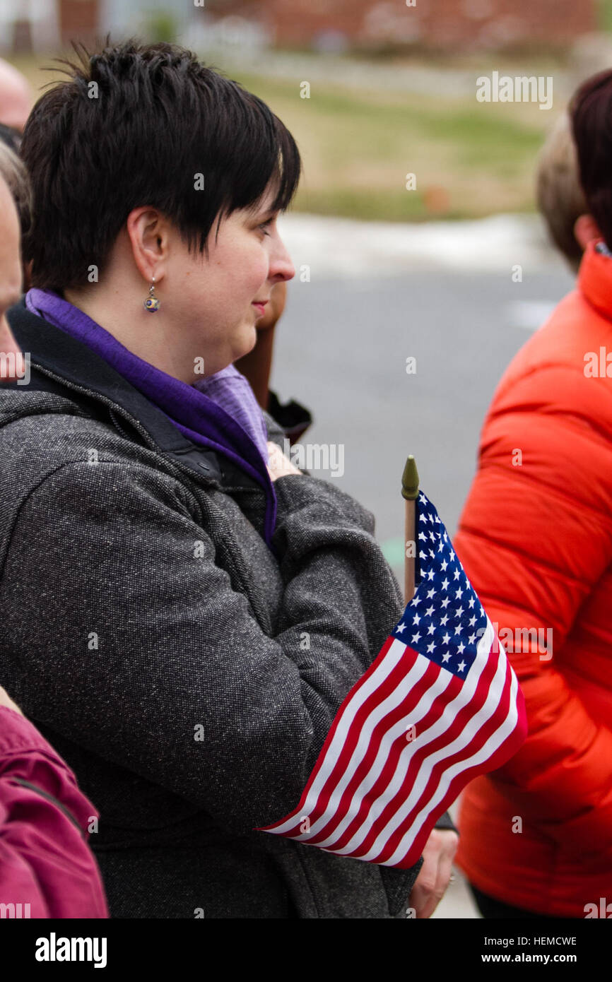 Decine di spettatori guarda il giuramento di arruolamento cerimonia per Khalil Quarles, 10 dic. 19 nella sua casa di Baltimore, Md., durante una visita a sorpresa da parte di membri di il duecentesimo della polizia militare di comando e l'ufficio del capo. Quarles soffre di una rara forma di cancro che colpisce meno del 1 percento di tutte le persone a cui è stato diagnosticato il cancro. Quarles, chi è malati terminali, ha detto che sarebbe stato il suo sogno di arruolarsi nell'esercito. Tramite amici di amici e la potenza dei social media, il duecentesimo MPCOM collabora con implementati i soldati in Kuwait che sono assegnati al XII Affari pubblici distacco Foto Stock