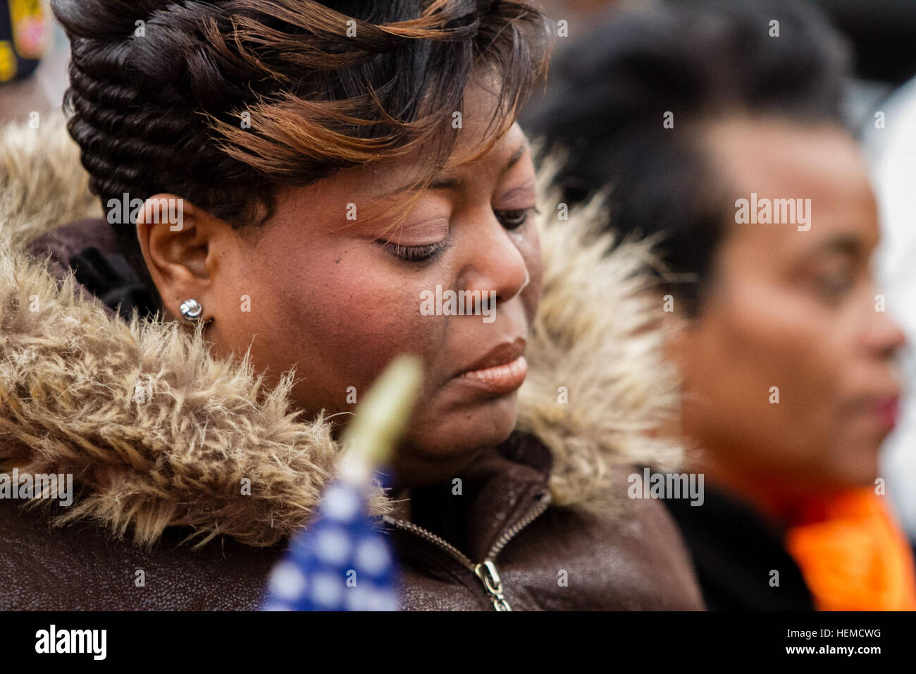 Decine di spettatori guarda il giuramento di arruolamento cerimonia per Khalil Quarles, 10 dic. 19 nella sua casa di Baltimore, Md., durante una visita a sorpresa da parte di membri di il duecentesimo della polizia militare di comando e l'ufficio del capo. Quarles soffre di una rara forma di cancro che colpisce meno del 1 percento di tutte le persone a cui è stato diagnosticato il cancro. Quarles, chi è malati terminali, ha detto che sarebbe stato il suo sogno di arruolarsi nell'esercito. Tramite amici di amici e la potenza dei social media, il duecentesimo MPCOM collabora con implementati i soldati in Kuwait che sono assegnati al XII Affari pubblici distacco Foto Stock