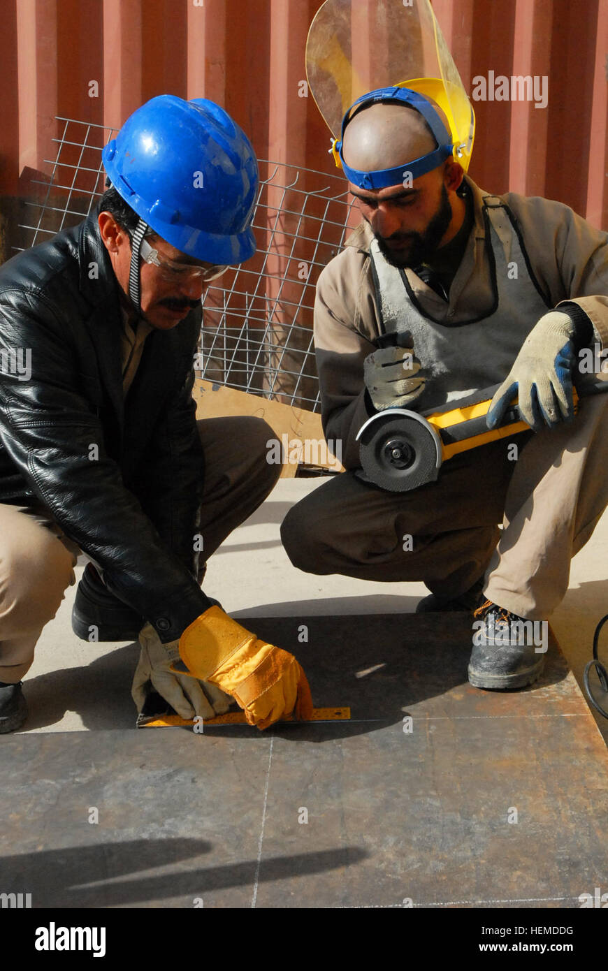 Afghan partecipanti applicano le competenze apprese nella scuola di commercio a base di multinazionali Oggi Tarin Kot, Afghanistan, gen. 16, 2013. Gli studenti della scuola di commercio ricevono una formazione in diversi campi di lavoro per prepararli per la stipulazione di contratti di lavori all'interno dell'esercito nazionale afghano. I civili apprendere competenze commerciali di vitale importanza per sostenere il controllo dell'Afghanistan 130116-A-FS372-094 Foto Stock