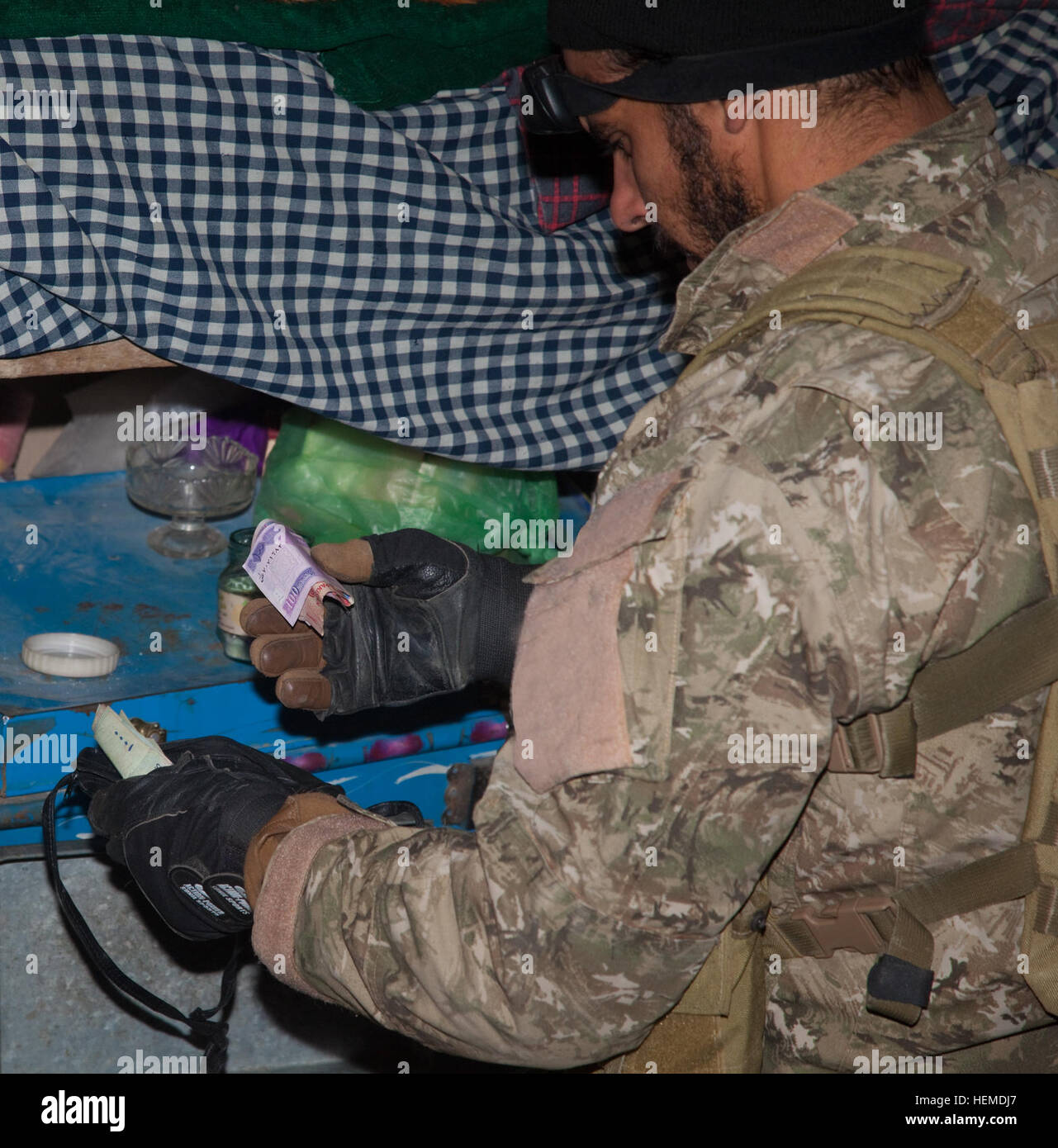 Una coalizione afgana forza di sicurezza stati ricerche di armi, droga, materiali esplosivi e documenti durante una operazione di Nahr-e Saraj distretto, provincia di Helmand, Afghanistan, Gennaio 19, 2013. L'operazione ha portato all arresto di un leader talebani che è stato un attentato suicida che il facilitator operanti in Nahr-e Saraj distretto. Egli era responsabile della pianificazione e dirigere gli attentati suicidi di targeting afghane e le forze della coalizione nonché di coordinare il movimento dei materiali utilizzati per la costruzione di giubbotti di suicidio (SVESTS). Ha eseguito le transazioni finanziarie per sostenere direttamente l'insorgenza dei talebani. (U.S. Ar Foto Stock