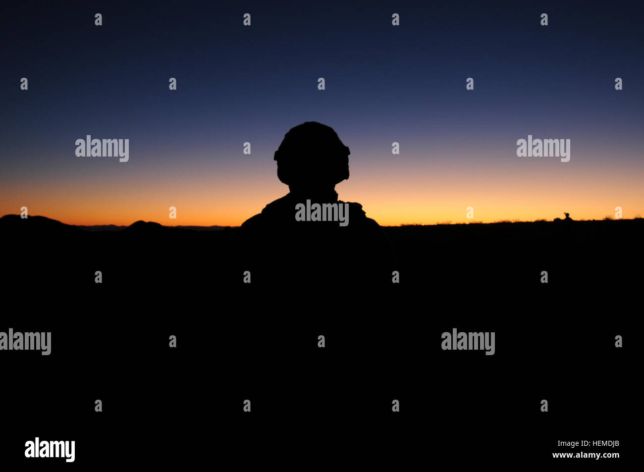 Sgt. Omar Estrada, un soldato con il 3° Brigata Team di combattimento, 1° Divisione di cavalleria si erge vigile prima dell'alba. Estrada è l'unità trascorso un mese-lungo la rotazione al Centro Nazionale di Allenamento (NTC) in Ft. Irwin, California Giorni in 'box' presso il Centro Nazionale di Allenamento spesso iniziato prima dell'alba e siamo andati fino a tarda notte. Durante il loro scenario NTC 3° Brigata i soldati dovevano essere pronti per qualsiasi cosa da gli attacchi ribelli ad agenti chimici e la guerra biologica. (U.S. Foto dell'Esercito/ Sgt. Tanangachi Mfuni, settimo MPAD) in attesa dell'alba nella casella 130120-A-KD838-193 Foto Stock