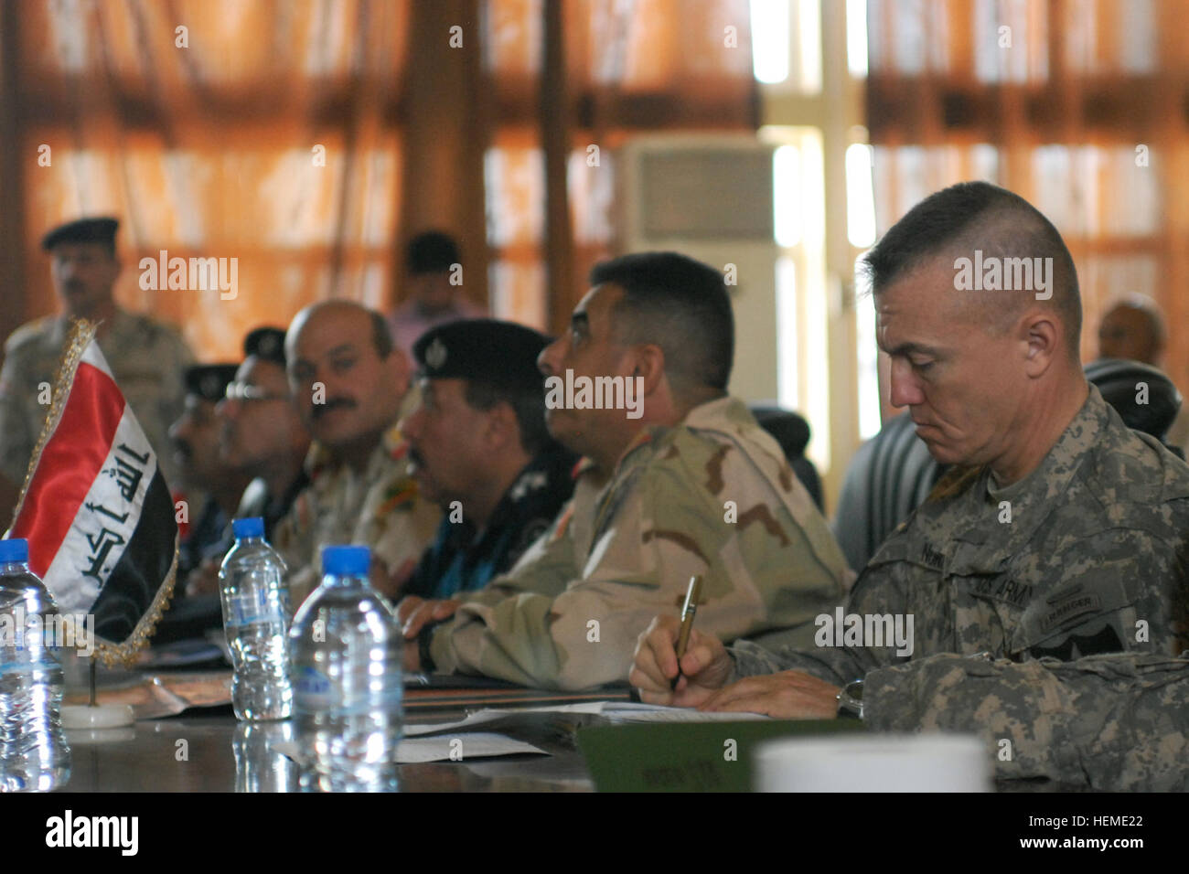 Col. John Norris, commander, 4° Stryker Brigade Combat Team, seconda divisione di fanteria, prende appunti durante le elezioni un incontro sulla sicurezza in occasione della IX esercito iracheno division headquarters building qui, Feb. 20. L'esercito iracheno, polizia irachena, E DEGLI STATI UNITI Le forze si sono riuniti per esaminare le strategie di sicurezza per il 7 marzo elezioni. Elezioni incontro sottolinea gli sforzi combinati 260364 Foto Stock