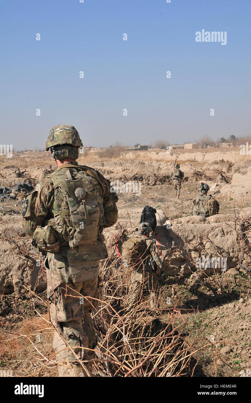 Stati Uniti I soldati dell esercito con la società C, 4° Battaglione, 9° Reggimento di Fanteria, combinata Task Force 4 Stryker Brigade Combat Team, seconda divisione di fanteria, camminare lungo la parte superiore di una fila di uva durante una pattuglia smontati a Shubazai, Afghanistan, Febbraio 7, 2013. I soldati dal giunto di base corda Lewis-Mc, nello Stato di Washington, sono attualmente dispiegati in Afghanistan a sostegno dell'Operazione Enduring Freedom. (U.S. Esercito foto di Sgt. Kimberly Hackbarth/RILASCIATO) CTF 4-2 soldati superare le righe di uva durante la pattuglia 130207-A-PV892-004 Foto Stock