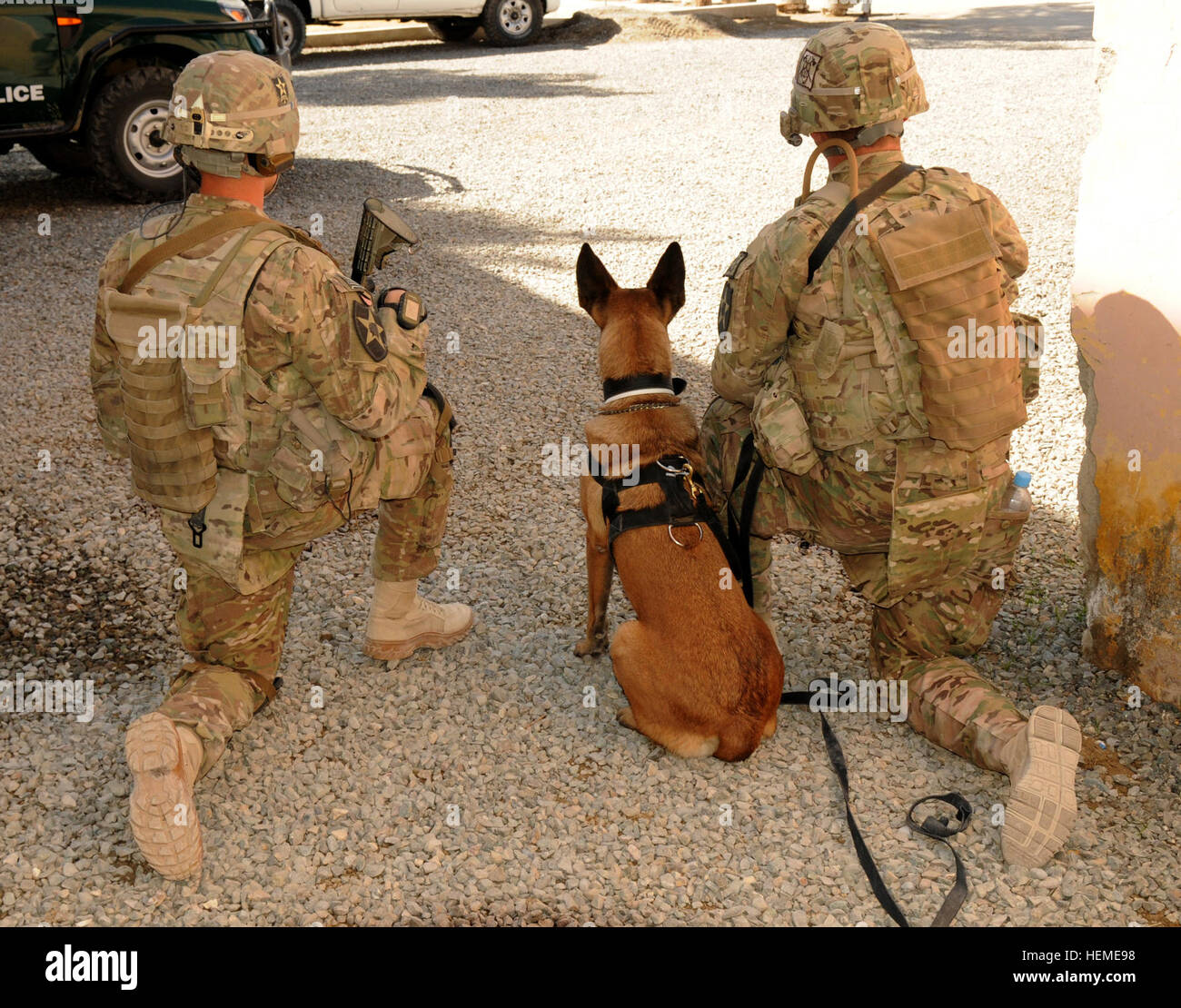 Stati Uniti Esercito 1Lt. Chase Burnett, Sgt. Justin R. Pereira e Laika 5, una tattica di rilevamento esplosivi di cane, tutti con le operazioni tattiche plotone, 2° Battaglione, XXIII Reggimento di Fanteria, forniscono la protezione per il primo distretto leader shura al centro distretto Spin Boldak distretto, provincia di Kandahar, Afghanistan, 11 febbraio, 1013. La shura ha portato il governo afgano, militari e civili responsabili insieme a discutere i problemi e a promuovere la stabilità nel quartiere. (U.S. Foto dell'esercito da Staff Sgt. Shane Hamann/RILASCIATO) soldati forniscono la protezione per i dirigenti distrettuali%%%%%%%%E2%%%%%%%%80%%%%%%% Foto Stock