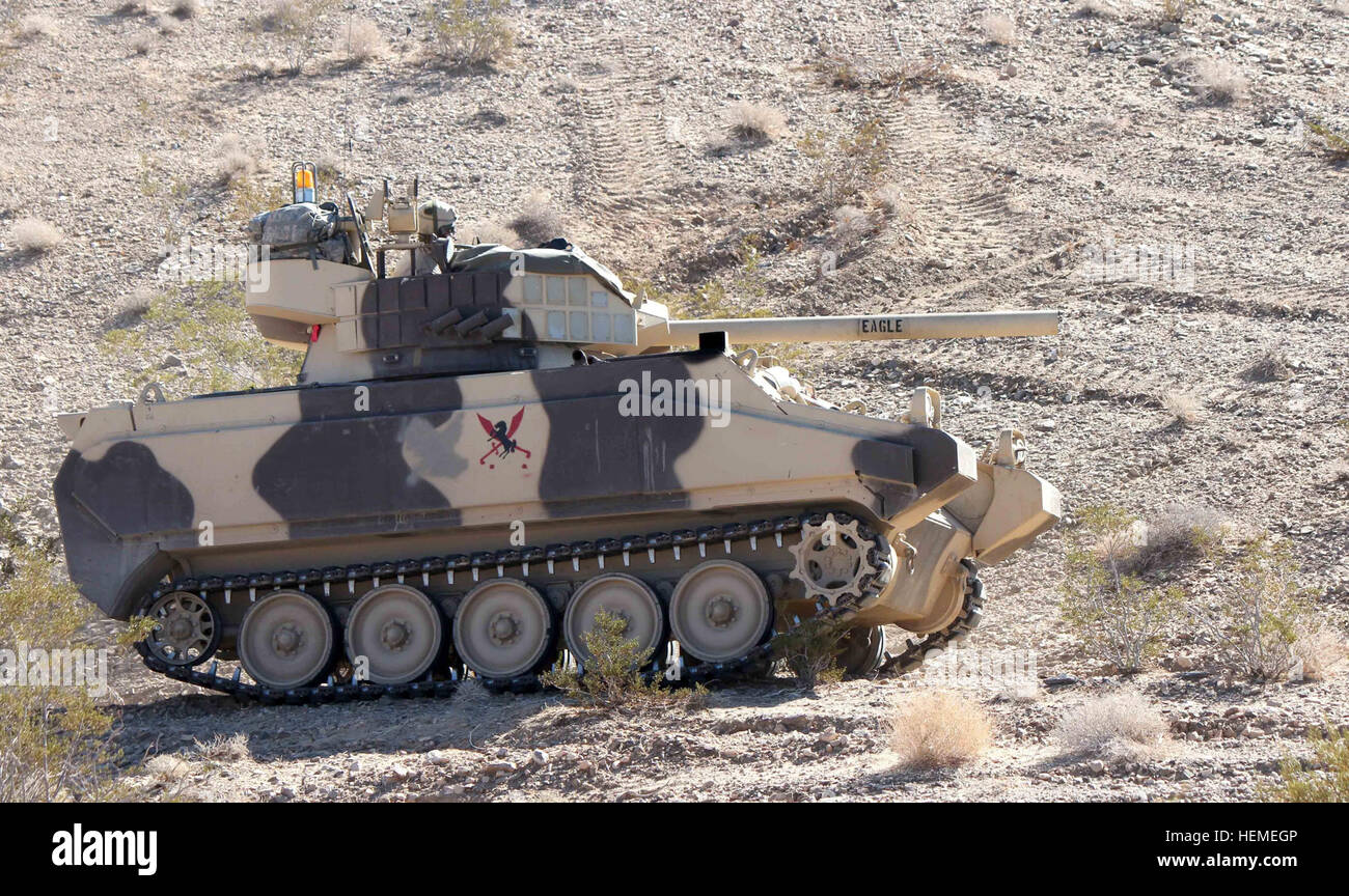 Un U.S. Soldato con la XI Armored reggimento di cavalleria, tira la sicurezza in un M2 Bradley Fighting veicolo durante un esercizio di formazione presso il National Training Center a Fort Irwin, California, 18 febbraio, 2013. Il virtuale dal vivo e costruttivo ambiente di formazione del National Training Center è progettato per produrre adaptive leader e agile di forze per la lotta di corrente, che sono sensibili alle contingenze impreviste del XXI secolo. (U.S. Esercito foto di Sgt. Eric M. Garland II/RILASCIATO) azione decisiva la rotazione 13-04 130218-A-ML570-004 Foto Stock