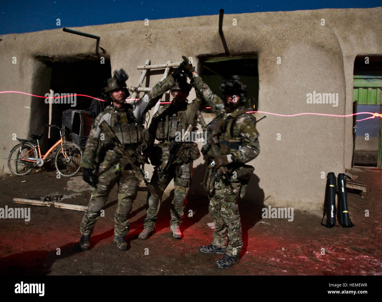 Coalizione di membri delle forze di sicurezza dare ad ogni altra un alto cinque dopo una operazione di successo in ear distretto, provincia di Ghazni, Feb 23, 2013. L'operazione ha portato all'arresto di un leader talebani che era responsabile per la fornitura e la distribuzione di armi automatiche e di ordigni esplosivi artigianali di insorti in ear distretto. In aggiunta alle sue responsabilità logistiche, egli personalmente pianificati ed eseguiti gli attacchi contro la popolazione afghana e le forze della coalizione. (U.S. Esercito foto di PFC. Codie Mendenhall) operazione notturna 130223-A-UD260-021 Foto Stock