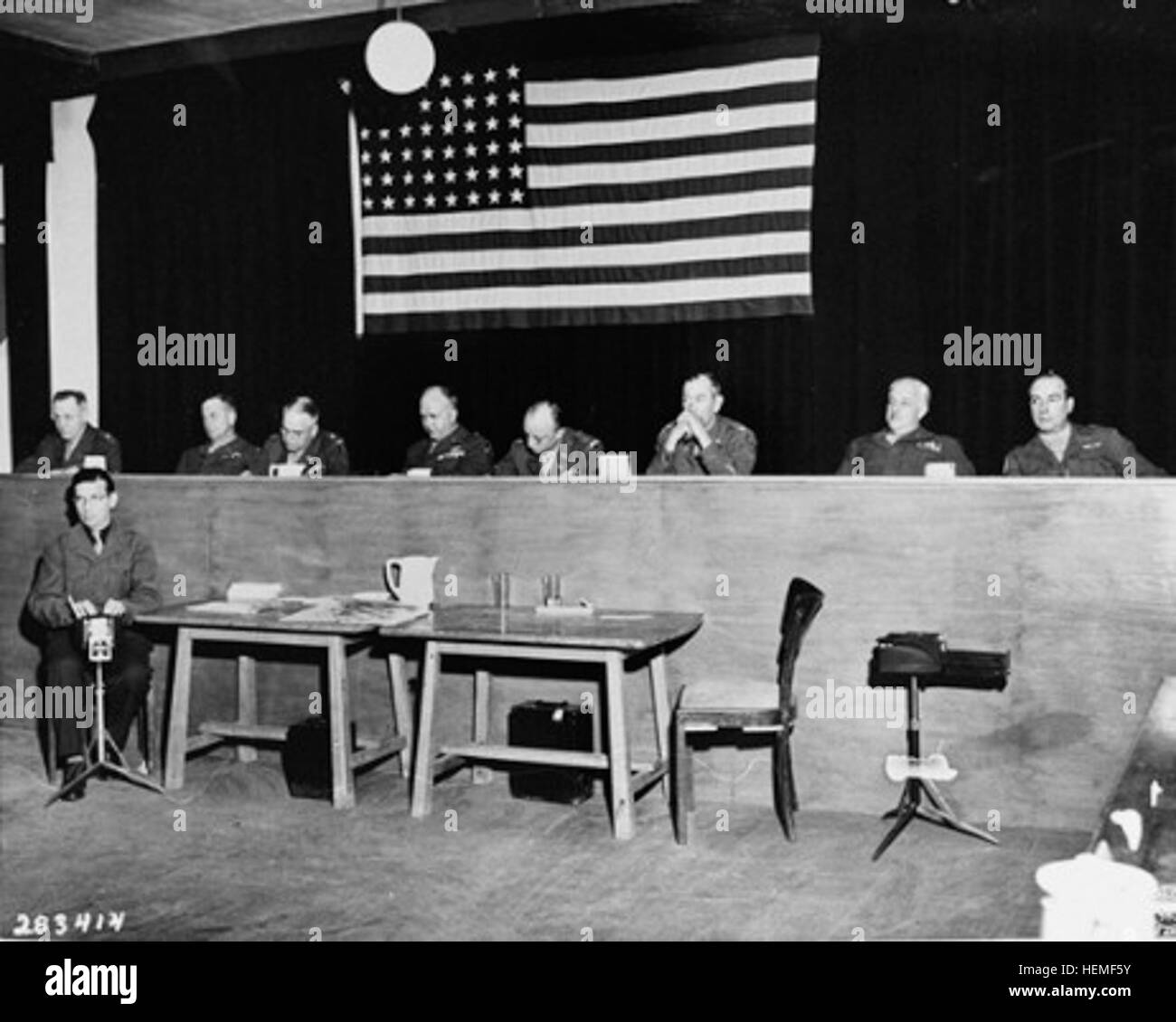I soldati studiano il contesto storico e le procedure del processo di Buchenwald, imparando lezioni di giustizia militare, responsabilità e quadri legali durante una sessione di formazione o di istruzione. Foto Stock