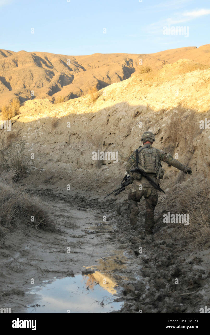 Un U.S. Soldato con Bravo Company, 2° Battaglione, XXIII Reggimento di Fanteria attraversa un ruscello vicino a un villaggio di Spin Boldak distretto, provincia di Kandahar, Afghanistan, 3 marzo 2013. L'unità afghane assistite della Polizia di frontiera alla ricerca di armi memorizza nella cache nell'area. (U.S. Foto dell'esercito da Staff Sgt. Shane Hamann/RILASCIATO) operazione pugno meridionale III 130303-A-MX357-733 Foto Stock