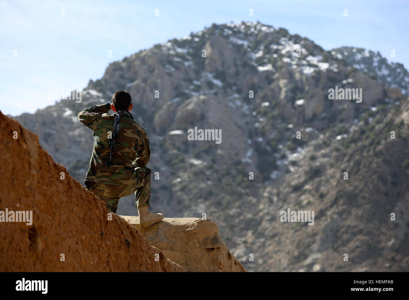 Un esercito nazionale afghano commando con 6 Operazioni Speciali scansioni Kandak una collina per attività sospette durante una operazione di bloccaggio nel distretto di Sarobi, provincia di Kabul, Afghanistan, Marzo 7, 2013. Il Commandos protetto la istituzione di un afghano di Polizia Locale checkpoint impedendo di insorti la libertà di movimento nella zona. (U.S. Esercito Foto di PFC. James K. McCann / rilasciato) Funzionamento AllMass 38 130307-A-SW162-091 Foto Stock