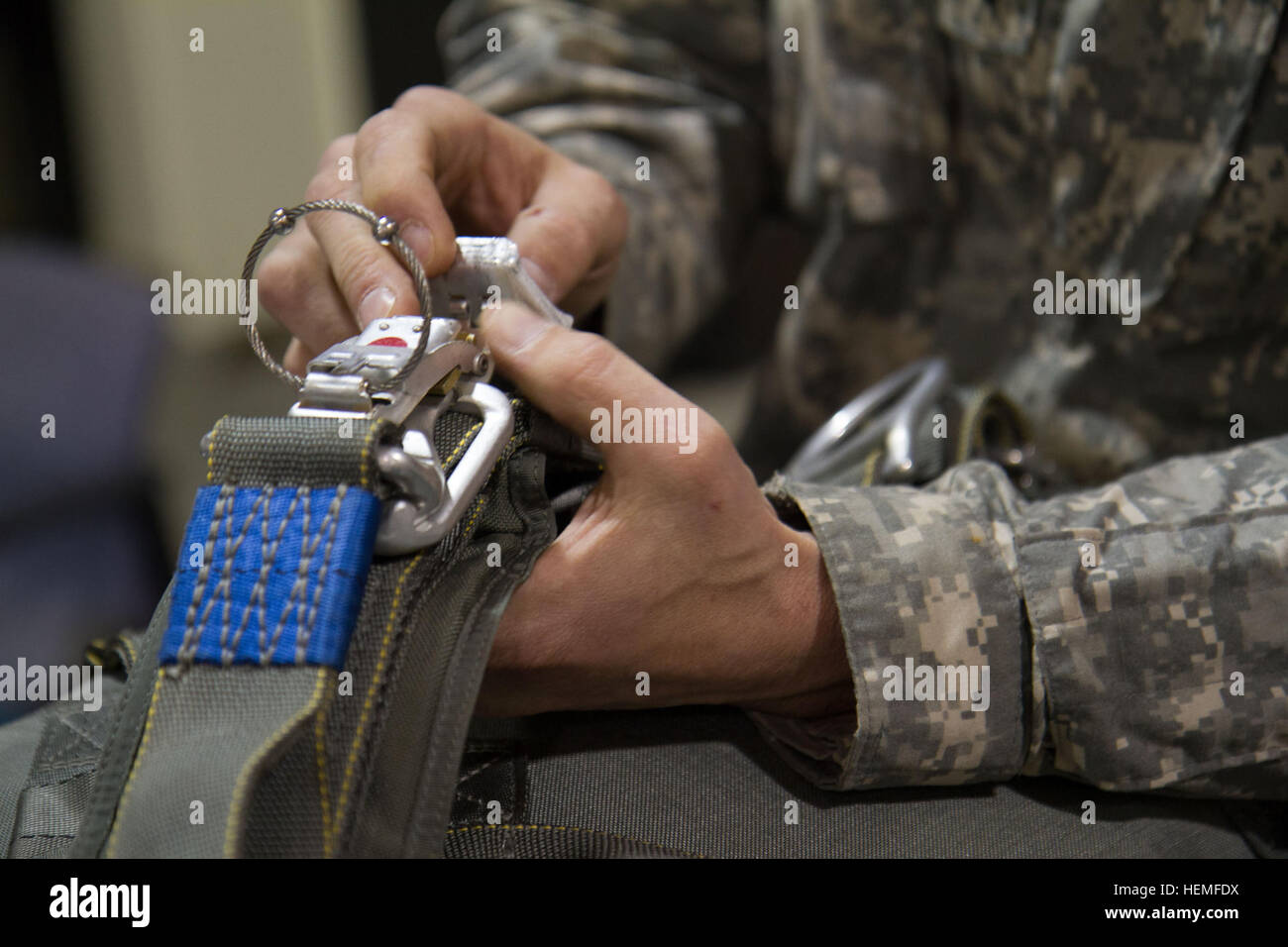 Un esercito di riserva rigger paracadute con il 824th Quartermaster Company (Pesante Airdrop alimentazione) a Fort Bragg, N.C., ispeziona un MC6 paracadute sul Mar 11, 2013. Ogni parte del paracadute deve essere ispezionato per carenze prima che possa essere utilizzato durante le operazioni di volo. (U.S. Esercito foto di Spc. Jacquelyn R. macellazione) riserva di esercito di supporto riggers notte airborne funzionamento 130311-A-KI889-088 Foto Stock