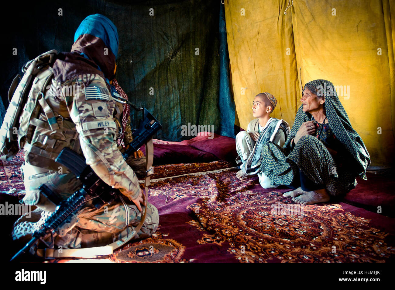 Avamposto di combattimento MUSHAN, Afghanistan - Spc. Kelsea N. Wiley, un medic con innesto femmina Team 6, combinati Task Force (CTF) 4-2 ascolta una donna locale durante una visita medica di azione civica programma (MEDCAP), 14 marzo, nella provincia di Kandahar, Afghanistan. (U.S. Foto dell'esercito dal 2° Lt. Jennifer Frazer, 102º Mobile degli affari pubblici distacco) afgani aiutare i locali con un trattamento medico 131605-A-DE841-3653 Foto Stock