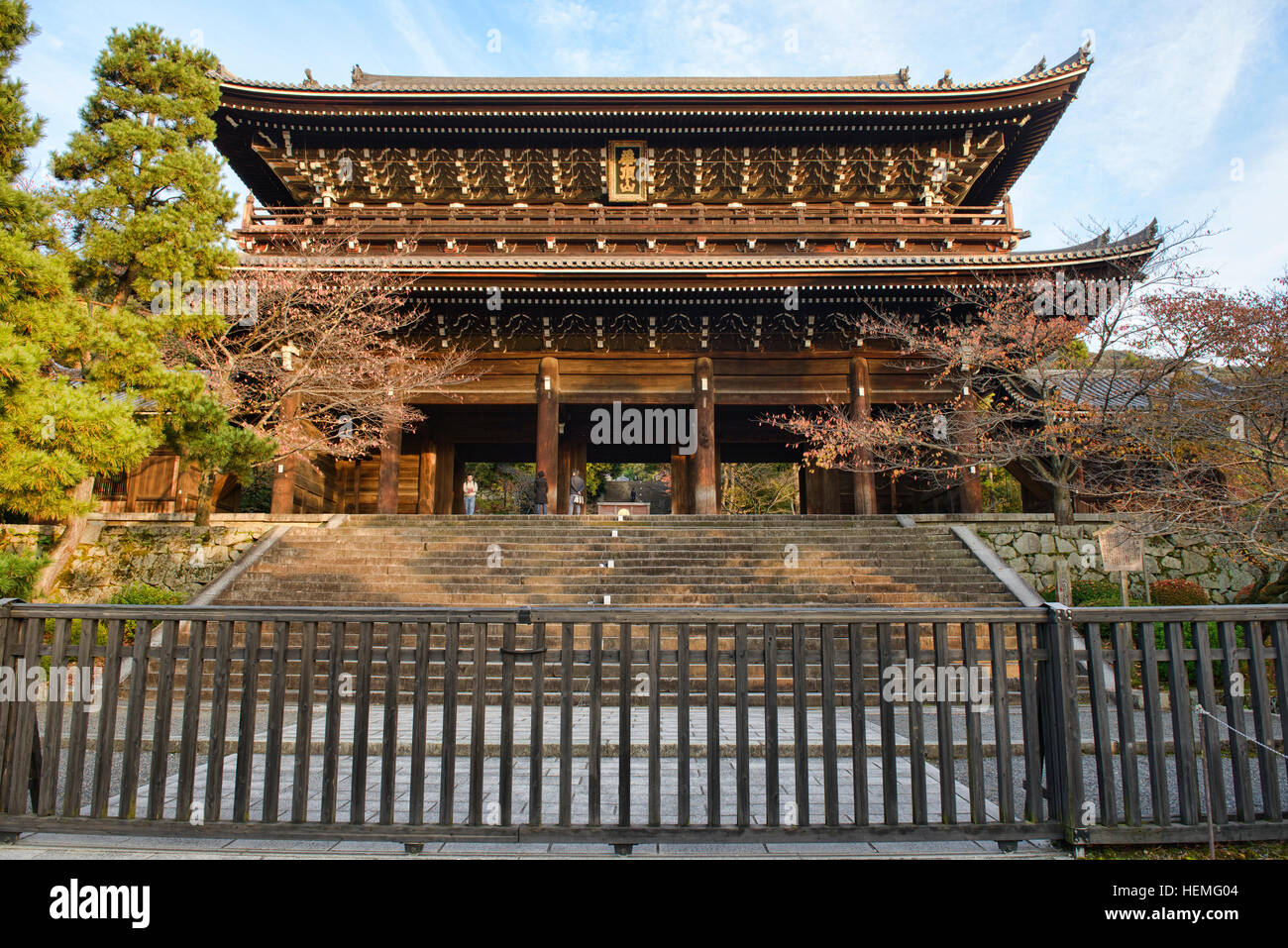 L'imponente ingresso in legno di Nanzen-ji, Kyoto, Giappone Foto Stock