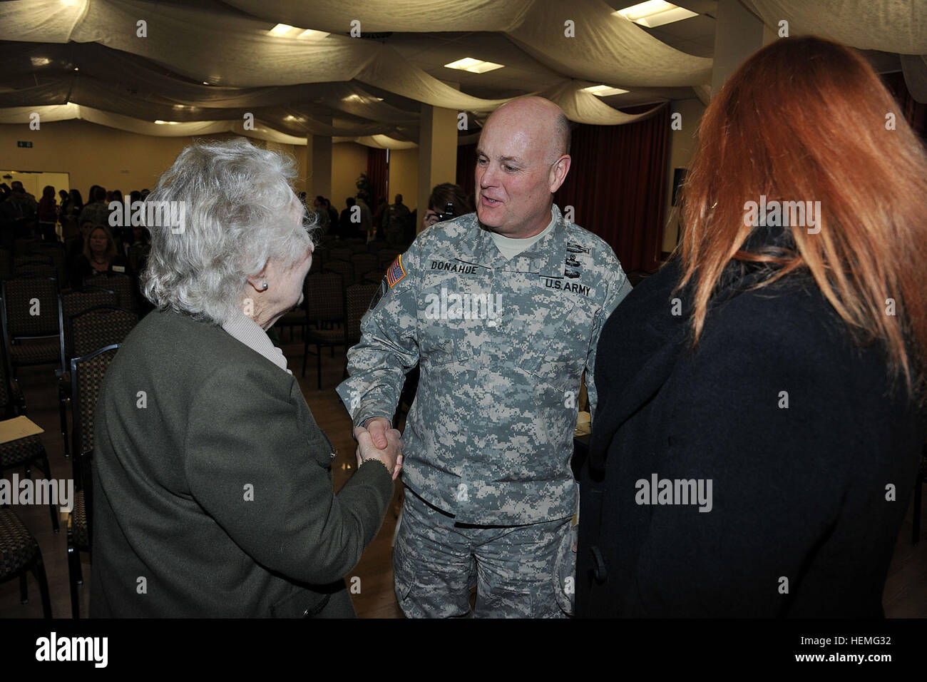 Il Mag. Gen. Patrick J. Donahue II, U.S. Army Africa comandante generale, saluta Noreen Riols, la II Guerra Mondiale spia britannica, prima di iniziare la riunione con la comunità della Caserma Ederle, Vicenza, Italia, 28 marzo 2013, come parte di storia delle donne al mese. (U.S. Esercito foto di Paolo Bovo, JMTC Vicenza - Italia/RILASCIATO) Noreen Riols, la II Guerra Mondiale spia britannica 130328-A-JM436-007 Foto Stock