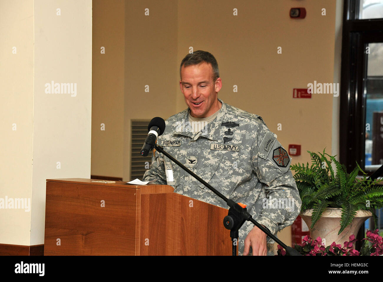 Col. David W. Buckingham, comandante US Army Garrison Vicenza, introduce oratore ospite Noreen Riols, WWII spia britannica alla comunità della Caserma Ederle Vicenza, Italia, 28 marzo 2013, come parte di storia delle donne al mese. (U.S. Esercito foto di Paolo Bovo JM436 7 JMTC Vicenza - Italia/RILASCIATO) Noreen Riols, la II Guerra Mondiale spia britannica 130328-A-JM436-016 Foto Stock