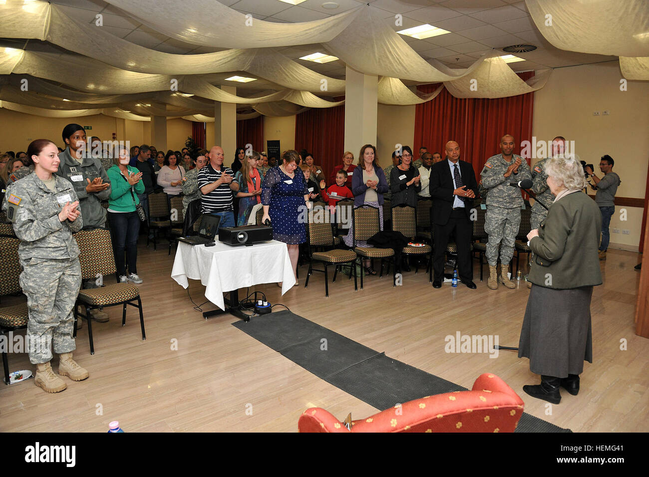 Noreen Riols, la II Guerra Mondiale spia britannica, riceve una standing ovation applausi dalla Comunità in occasione della riunione di storia delle donne il mese marzo 28, 2013 in Caserma Ederle Vicenza, Italia. (U.S. Esercito foto di Paolo Bovo JM436 7 JMTC Vicenza - Italia/rilasciato Noreen Riols, la II Guerra Mondiale spia britannica 130328-A-JM436-030 Foto Stock