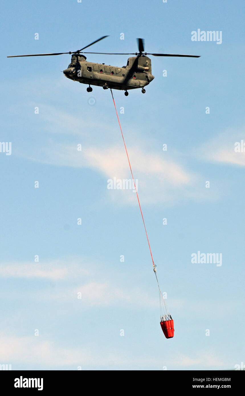 Il secondo supporto generale del battaglione di aviazione, 4° Reggimento di aviazione, 4a combattere la Brigata Aerea, 4a divisione di fanteria, portano i Bambi Bucket per la zona in cui essi dovranno distribuire l'acqua su Fort Carson, Colo., Aprile 4, 2013. (Foto di Sgt. Jonathan C. Thibault, 4a combattere la Brigata Aerea Public Affairs Office, 4a Divisione di Fanteria/RILASCIATO) aviatori treno per incendi 130404-A-RI441-469 Foto Stock