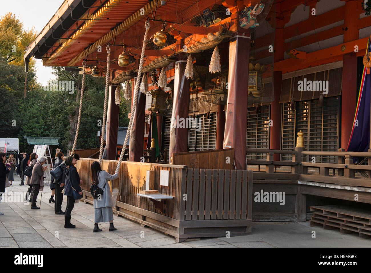 Suonare le campane al santuario Yasaka a Kyoto, Giappone Foto Stock