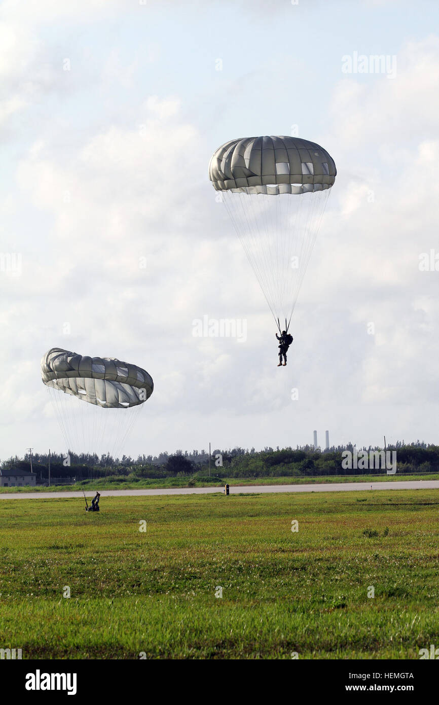 Stati Uniti Paracadutisti dell'esercito assegnato a U.S. Il Comando Operazioni Speciali Sud scendere durante una ad ala rotante funzionamento aerotrasportato 16 aprile 2013, ad Homestead Air Base di riserva, Fla. (DoD foto di Sgt. 1. Classe Alex Licea, U.S. Esercito/RILASCIATO) 130416-A-WP252-009 (8672321468) Foto Stock