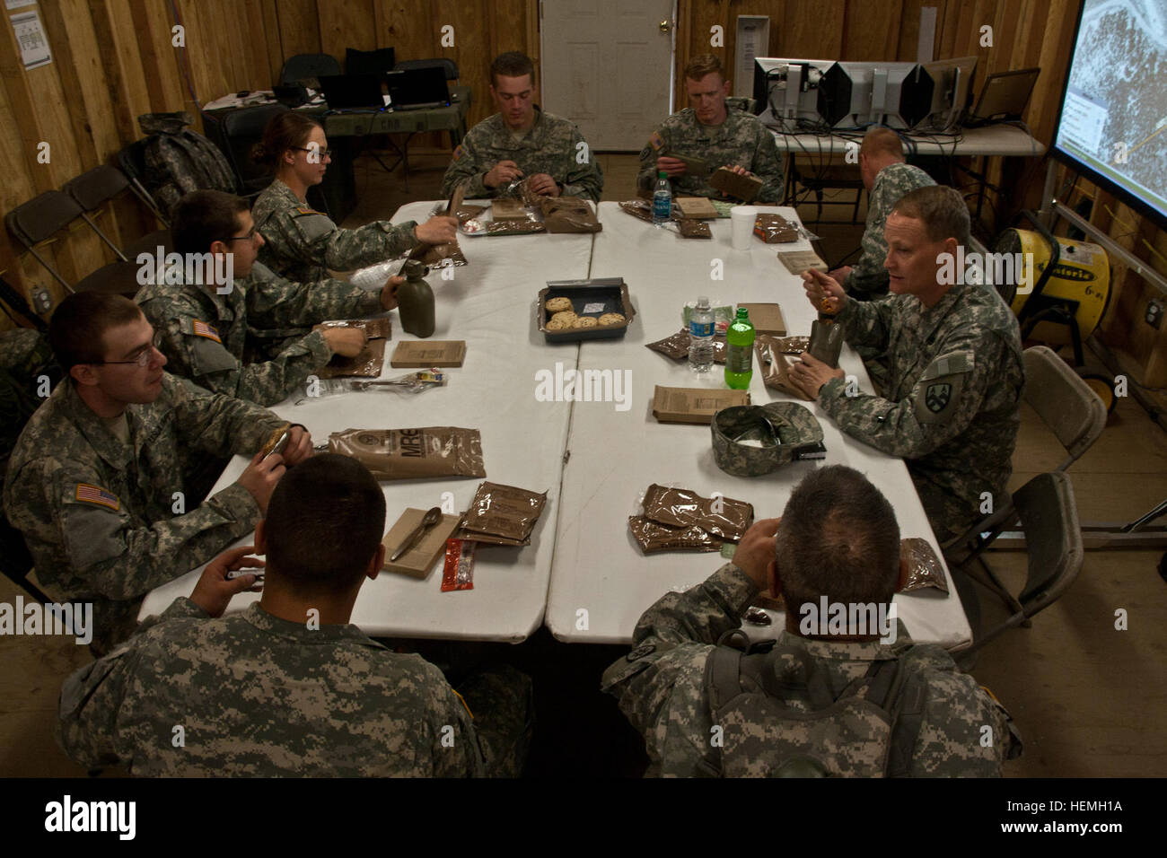 Brig. Gen. Jonathan Ives, vice comandante del teatro 377 Supporto comando, condivide un pasto con pochi soldati del suo comando. Li ha incoraggiati a porre domande e ha sottolineato l' importanza di prendersi cura di militari e civili dell'istruzione. "Non hai bisogno di sapere esattamente che cosa si desidera fare con esso", ha detto Ives, "ma assicuratevi di trovare il tempo per andare al college e utilizzare il GI Bill. College è il più grande singolo sviluppatore di truppa che abbiamo nel nostro arsenale. Essa insegna il nostro soldato a pensare bene su i nostri piedi e aiuta a sviluppare un tipo di disciplina praticare sergenti proprio non riescono a sviluppare.' Pettine Foto Stock