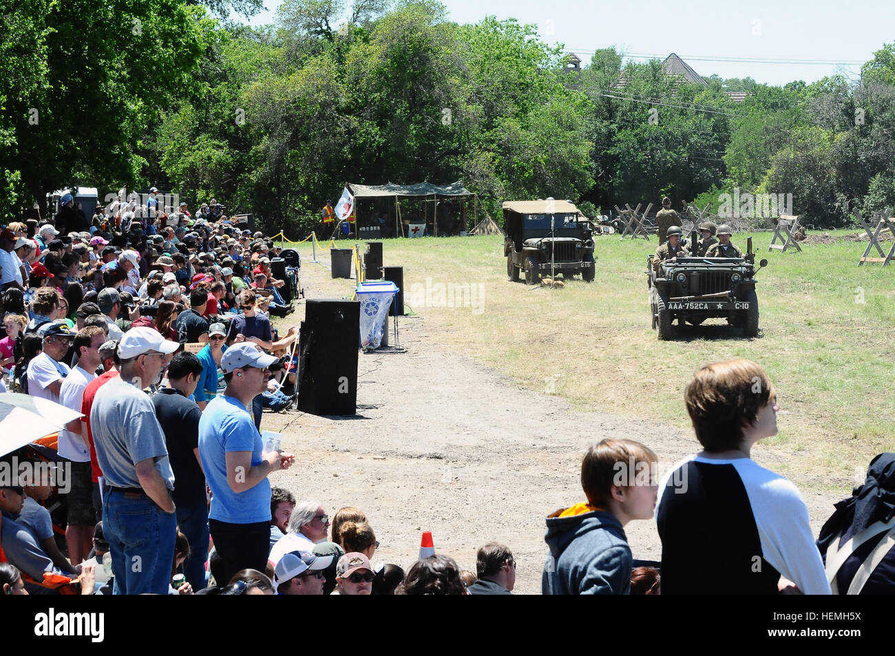 I visitatori osservano come la storia viva di distacco, 36th divisione di fanteria reinterpreta la II Guerra Mondiale, Battaglia di Montelimar, al Texas forze militari Open House presso il Camp Mabry, Texas, 20 aprile 2013. (U.S. Esercito nazionale Guard foto di Sgt. Suzanne Carter/RILASCIATO) TXMF celebra gli eroi americani 911752 Foto Stock