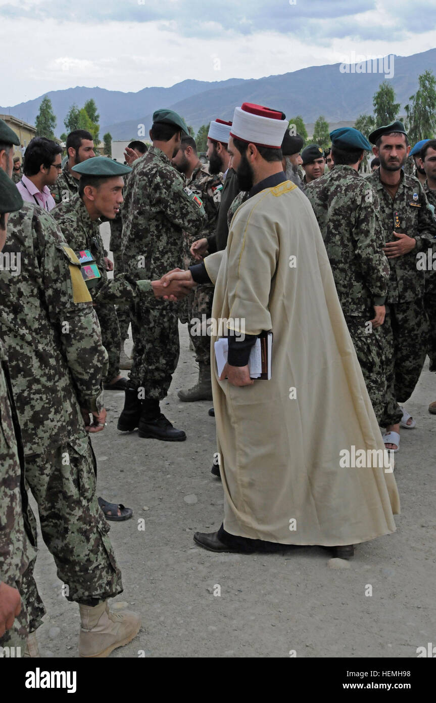 Un soldato afgano saluta esercito giordano 2 Lt. Thabet Amir, destra, un studioso Musulmano assegnato al Giordano Team di impegno, dopo aver partecipato a un sermone ha consegnato a inoltrare una base operativa di gamberi in provincia di Laghman, Afghanistan, 24 aprile 2013. (U.S. Foto dell'esercito da Staff Sgt. Richard Andrade/RILASCIATO) Impegno Giordana Team visita FOB 130424 GAMBERI-A-UO630-003 Foto Stock