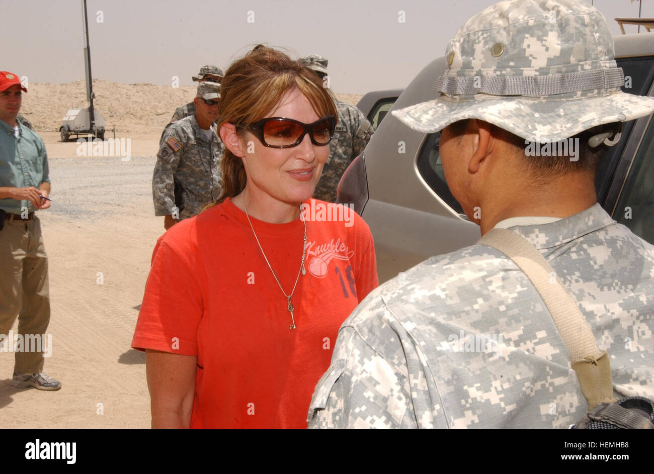 Gov. Sarah Palin, dell'Alaska, sorrisi come parla di un soldato dell'Alaska Guardia Nazionale. Il governatore visita faceva parte di un tour di due giorni del Kuwait che portò a varie basi intorno al Kuwait. Sarah Palin Kuwait 8 Foto Stock