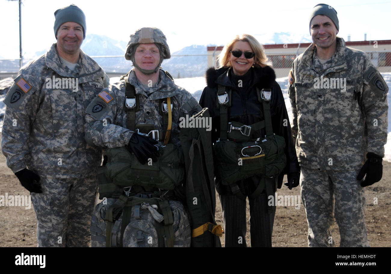 Sharon Anderson, Alaska civile dell'aide al segretario dell'esercito, posa per una foto dopo essere entrati in un esercito T10D paracadute, con il Comandante della seconda brigata ingegnere, U.S. Esercito Col. Thomas Roth, a sinistra il comandante della quarta brigata combat Team (airborne), XXV divisione di fanteria, Col. Matteo McFarlane, destra e un altro soldato, durante una scuola Programma di Partnership tour di installazione a base comune Elmendorf-Richardson, Alaska, 25 aprile 2013. (U.S. Foto dell'esercito da Staff Sgt. Jeffrey Smith/RILASCIATO) JBER ospita distretto scolastico di Anchorage leader 130425-A-ZX807-009 Foto Stock