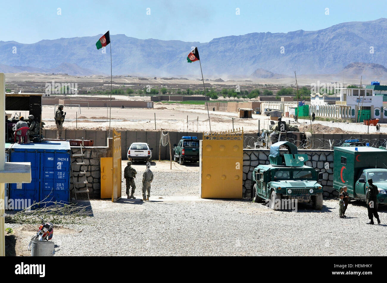 Stati Uniti, Australia e soldati afgani forniscono la protezione e il comportamento chiave del leader combattimenti durante una visita a una stazione di polizia in Oggi Tarin Kowt, provincia di Uruzgan, Afghanistan, Aprile 29, 2013. Gli Stati Uniti Forza di sicurezza del team di assistenza è stato responsabile per il mentoring mentre l'australiano l'eliminazione degli ordigni esplosivi team chiave fornita formazione per assistere la polizia afgana degli ufficiali di assunzione di un ruolo guida nello smaltimento delle polveri e degli esplosivi. (U.S. Esercito foto di Sgt. Jessi Ann McCormick/RILASCIATO) Texano e team australiano di avvisare la polizia Uruzgan 130429-A-FS372-702 Foto Stock