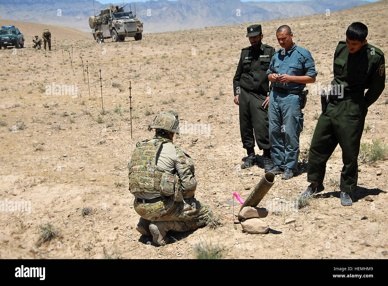 Sito ufficiale della Royal Navy Chief Petty Officer Luca Graham, ventesimo l'eliminazione degli ordigni esplosivi (EOD) Squadron, 1° EOD truppa, prepara un sito di detonazione per una detonazione controllata di esplosivi trovati a Oggi Tarin Kowt nella provincia di Uruzgan, Afghanistan, Aprile 29, 2013. Forze di sicurezza nazionali afgane addestrato a fianco dei tecnici per perfezionare le loro abilità per riuscire a prendere il filo nello smaltimento delle polveri e degli esplosivi. (U.S. Esercito foto di Sgt. Jessi Ann McCormick/RILASCIATO) Texano e team australiano di avvisare la polizia Uruzgan 130429-A-FS372-712 Foto Stock